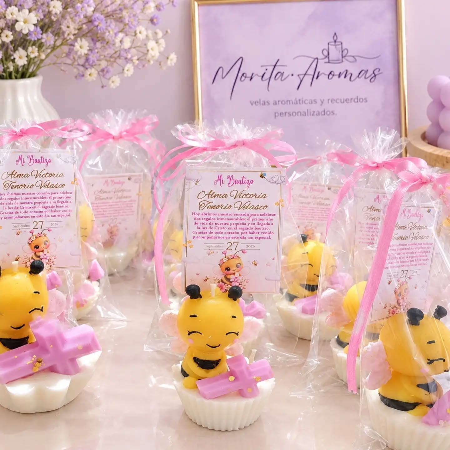 Vela aromática personalizada para bautizo con figura de abejita