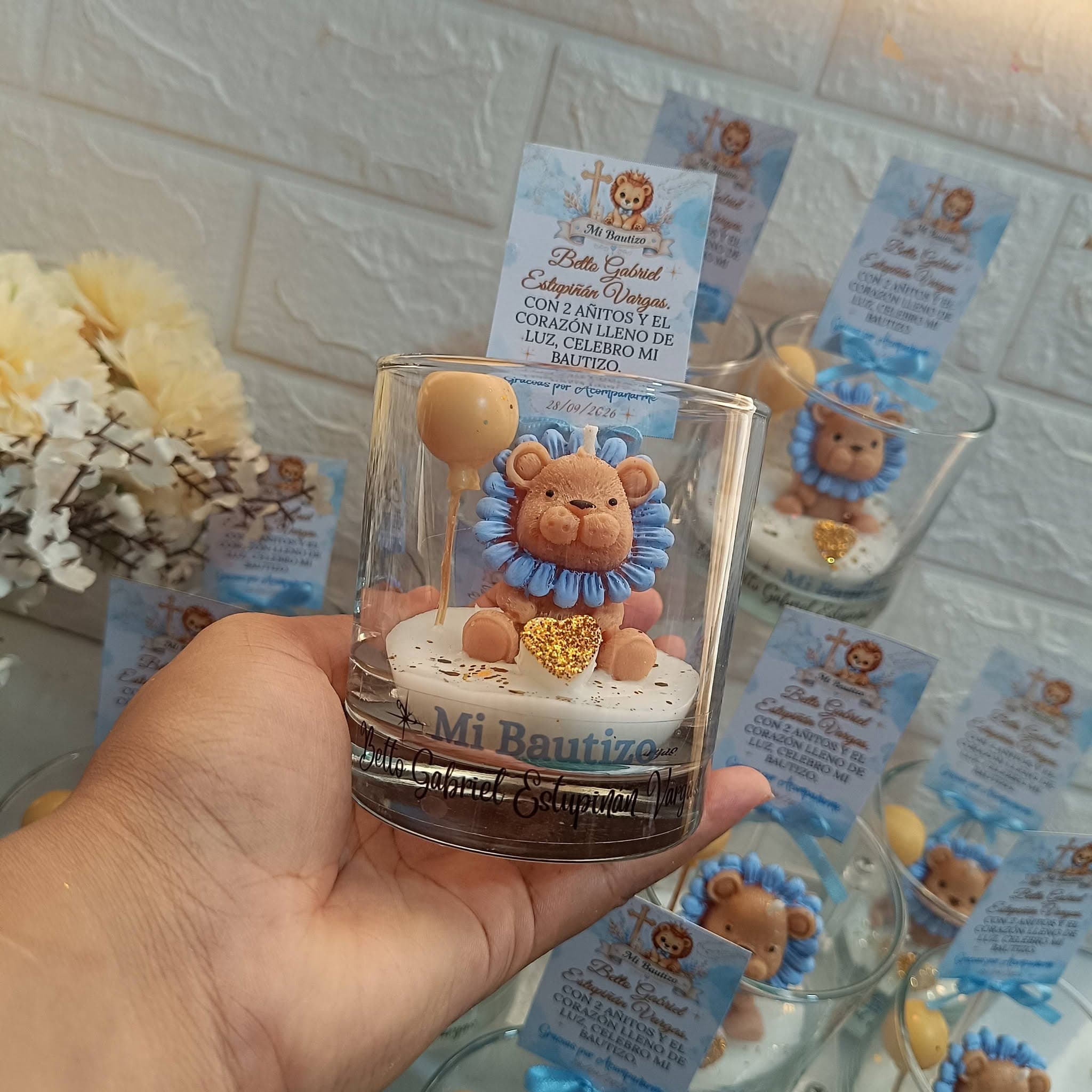 Recuerdo de bautizo personalizado con león en cilindro transparente